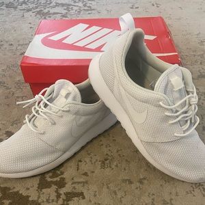 Nike Roshes Size 11 (White)